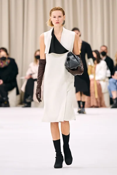 Look 18
